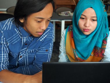 Kütüphanede okuyan iki öğrenciler