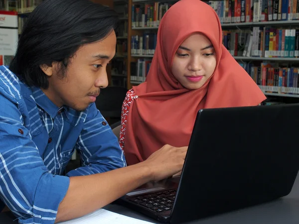 Two students studying in the library — Stock Photo, Image