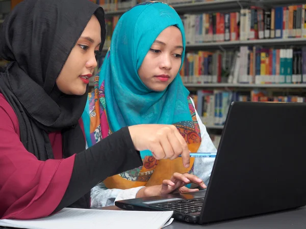 Two girls studying in a library — Stock Photo, Image