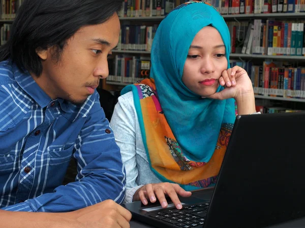 2 人の学生は図書館で勉強 ストック画像