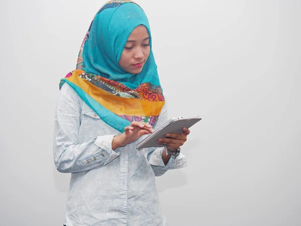Bir tablet bilgisayar kullanarak bir kız öğrenci Telifsiz Stok Fotoğraflar