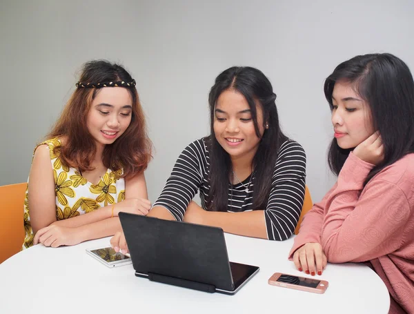 Tre Kvinnliga Studenter Tittar Bärbar Dator — Stockfoto