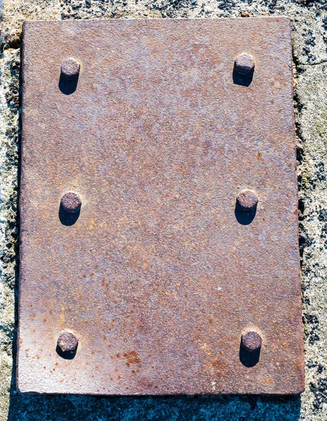 Těžké zrezivělé ocelové desky s šesti šrouby. — Stock fotografie