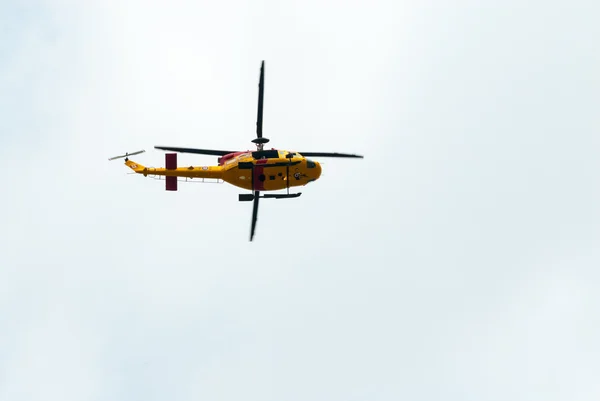 Kanadyjski helcopter poszukiwania i ratownictwa przechodzi nad głową. — Zdjęcie stockowe