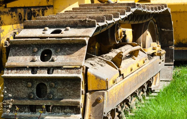 Dettaglio delle tracce fangose di bruco sul bulldozer . — Foto Stock