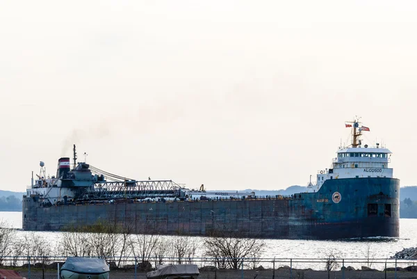 Große Seen Massenfrachter verlässt Hafen. — Stockfoto