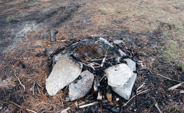 Ateş çukuru taşlar ve köz ile kullanılan.