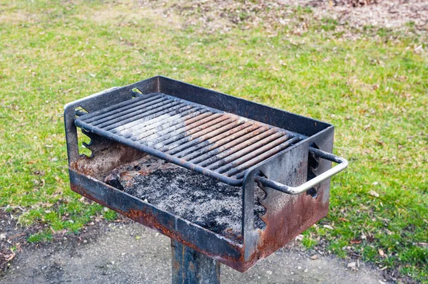 Barbecue sporco arrugginito vicino all'erba . — Foto Stock