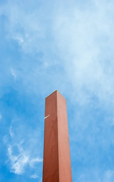 Brown square pole in perspective on sky. — Stock Photo, Image