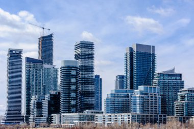 TORONTO, CANADA - 17 Mart 2019: Etobicoke 'daki modern konut kulesi gelişmeleri, şehrin batı ucunda.