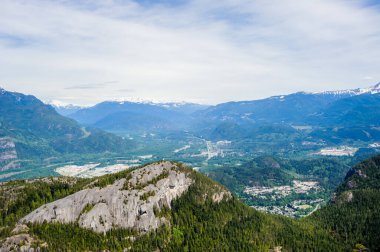 Squamish, British Columbia, Kanada 'daki kasaba ve çevre dağlar.