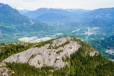 Squamish, British Columbia, Kanada 'daki kasaba ve çevre dağlar.