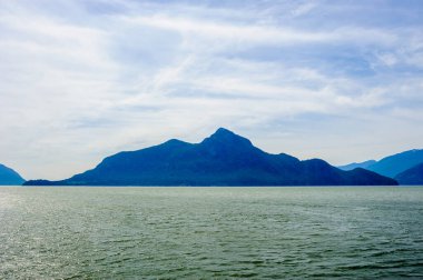 Howe Sound, British Columbia, Kanada 'daki büyük dağ adası.