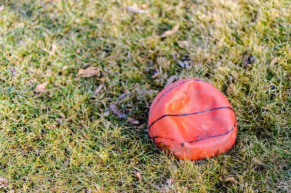 Deflated Dirty Orange Basketball Grass — Stock Photo, Image