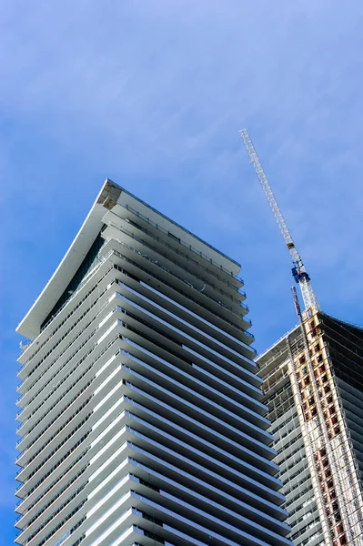 2019年3月17日 在城市西端的埃斯托克 Etobicoke 现代公寓大楼的建设接近完成 — 图库照片