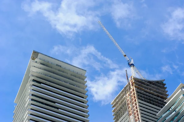 2019年3月17日 在城市西端的埃斯托克 Etobicoke 现代公寓大楼的建设接近完成 — 图库照片