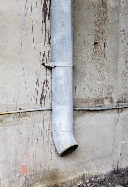 Κάθετος Σωλήνας Αποχέτευσης Τοποθετημένος Βρώμικο Τοίχο Τσιμέντου — Φωτογραφία Αρχείου