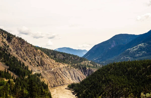 Fraser Nehri British Columbia Kanada Boyunca Bulutlu Gökyüzü Altında Dağlar Telifsiz Stok Fotoğraflar