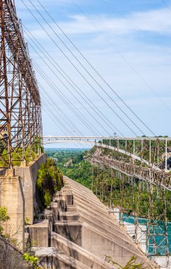 NIAGARA FALLS, CANADA - 27 Ağustos 2017: Lewiston-Queenston Köprüsü 'nün hemen güneyinde yer alan Sir Adam Beck Üretim İstasyonları, Welland ve Niagara nehirlerinden hidroelektrik enerjisi üretiyor..
