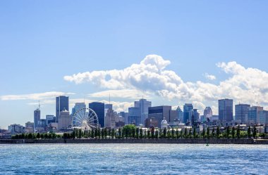 MONTREAL, CANADA - 15 Haziran 2018: Şehir merkezi binaları ve şehrin rıhtımı St. Helen Adası 'ndan görülebilir.