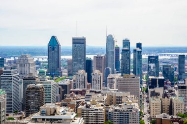 MONTREAL, CANADA - 16 Haziran 2018: Yoğun şehir ve çevre bölgeler Royal Dağı 'ndan doğuya bakıyor.