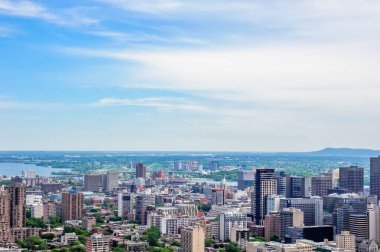 MONTREAL, CANADA - 16 Haziran 2018: Şehir merkezinin ve çevresindeki bölgelerin bir kısmı Royal Dağı 'ndan kuzeydoğuya bakarken görülebilir.