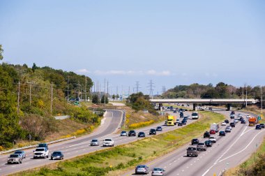 BURLINGTON, ONTARIO, CANADA - 23 Eylül 2018: Waterdown Road kavşağı yakınlarındaki 403 numaralı otoyolda trafik.