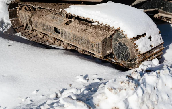 Del Tunga Industriella Kontinuerliga Spår Täckta Snö Solig Dag — Stockfoto