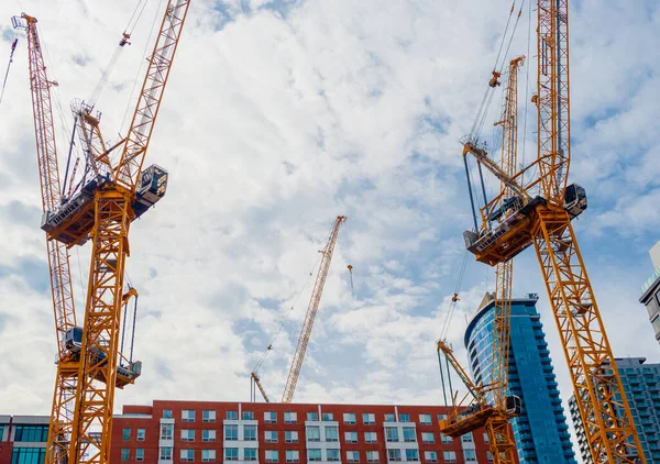 Montreal Canada June 2018 多个起重机被安装在市中心的一个大型建设项目中 — 图库照片