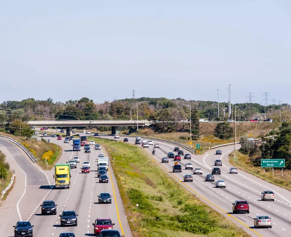 BURLINGTON, ONTARIO, CANADA - 23 Eylül 2018: Waterdown Road kavşağı yakınlarındaki 403 numaralı otoyolda trafik.