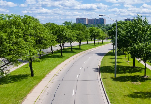 Leere Straße biegt rechts mit Bäumen ab — Stockfoto