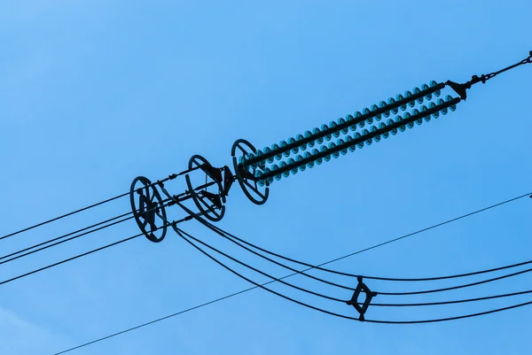 Närbild av power line isolatorer på himlen — Stockfoto