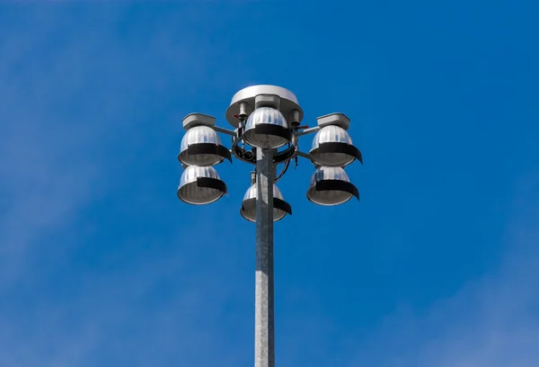 Parte superior de las luces de inundación apuntando hacia el cielo —  Fotos de Stock