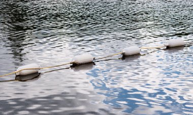 dört su üzerinde yüzen marker şamandıralar beyaz