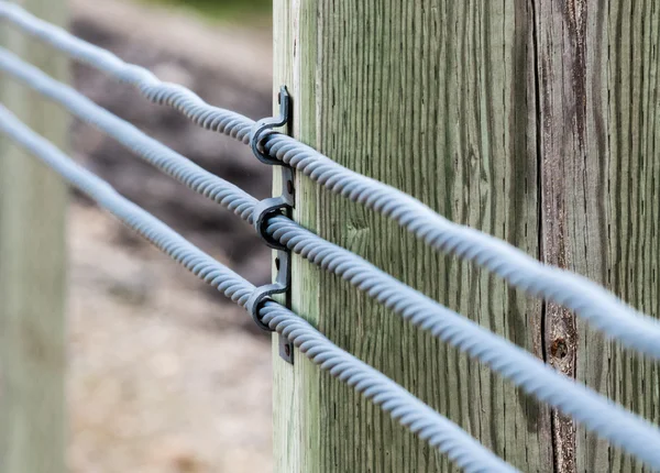 Primo piano di tre cavi metallici attaccati al legno — Foto Stock