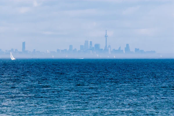 Toronto skyline van de stad over water en mist — Stockfoto