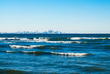 Gölde Toronto manzarası ile mesafe kırma dalgalar.