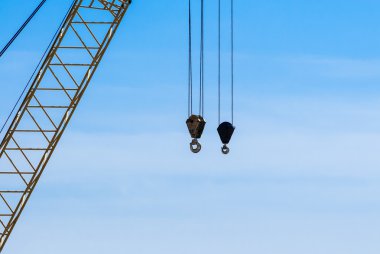 Endüstriyel vinç Çekiciler kablolara truss yakınındaki çifti.