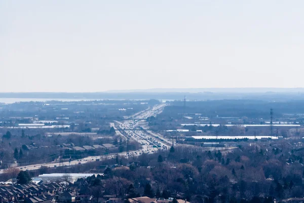 Highway Linda och vikande i vit dimmig avstånd. — Stockfoto