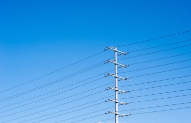 Birçok güç hatları ile mavi gökyüzü kule elektrik