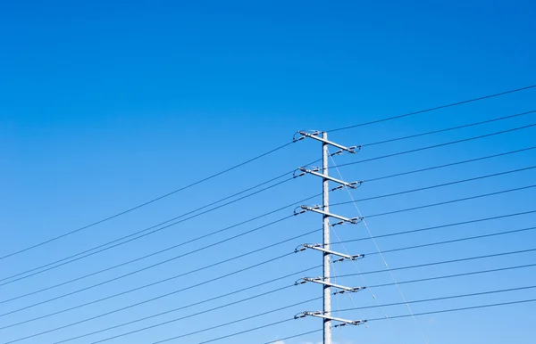Torre eléctrica en el cielo azul con muchas líneas eléctricas — Foto de Stock