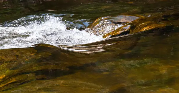 Abstrato água do rio lisa e salpicante — Fotografia de Stock