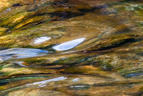 Streszczenie gładkie odblaskowe rzeka woda — Zdjęcie stockowe