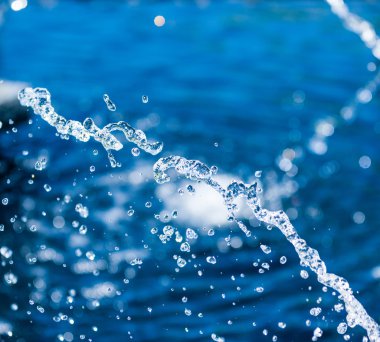 Askıya alınan su akışı ve damlacıkları Close-up