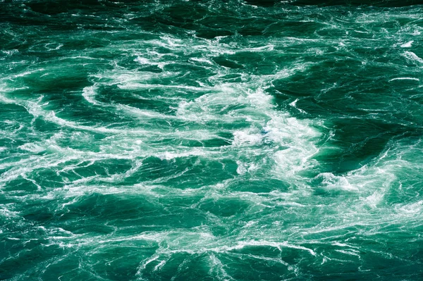 Corrientes de agua blanca abstractas en el río verde — Foto de Stock