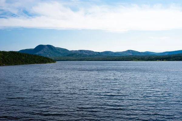 Sjön bland skogsklädda kullar och berg — Stockfoto