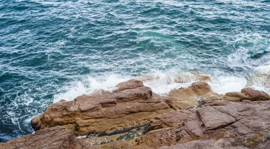 Okyanus dalgaları çıplak kayalar karşı çökmesini sıçramasına