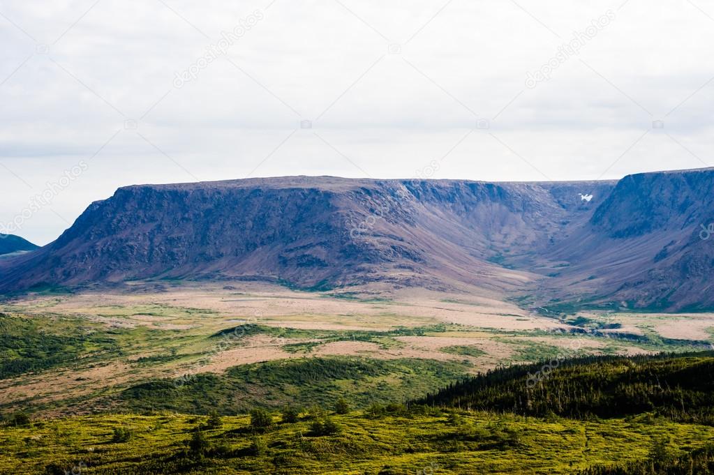 Large mountain plateau and valley under cloudy sky — Stock Photo