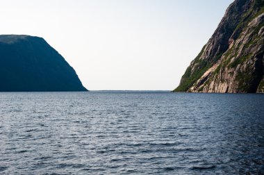 Sarp kayalıklar arasında iç fiyort açma