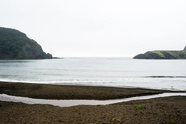 Kıyı şeridi arasında küçük Bay ıslak beach — Stok fotoğraf